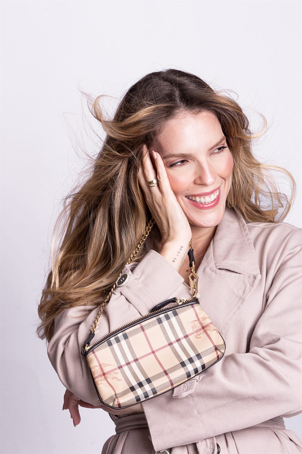 Cliente da Vende, Amiga! com bolsa de luxo para desapegar